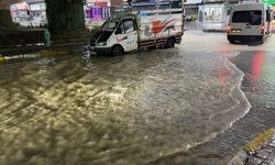 Dolu ve fırtına etkili oldu: Aydın'da evleri ve iş yerlerini su bastı