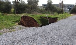 Aydın'da yolun çökmesi sonucu obruk oluştu