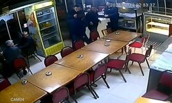 Oturduğu çay evinde bıçaklandı