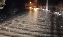 Naipli Çayı taştı! Yollar adeta deniz oldu: Bir evi su bastı