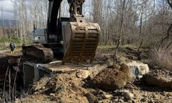 Karacasu’da aşırı yağmurdan yol çöktü