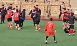 Futbol sahası boks ringine döndü: Yumruklar havada uçuştu
