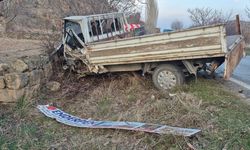 Ticari araçla kamyonet çarpıştı! 1 kişi öldü, 1 yaralandı