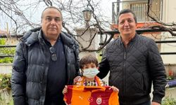 Aydın Galatasaray Taraftarlar Derneği’nden anlamlı davranış: 7 yaşındaki minik fanatiğe forma hediye edildi