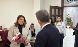Efeler Belediye Başkanı Anıl Yetişkin unutmadı: Kadın üyelere çiçek takdimi