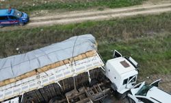Facia kıl payı atlatıldı! Saman yüklü kamyon tankerle çarpıştı