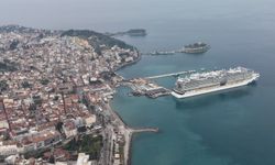 Kuşadası’na turist akını! 2 dev gemi limana yanaştı