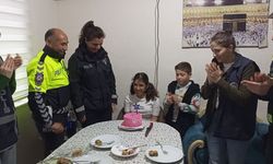 Nazilli’de Kalpleri Isıtan Sürpriz: Trafik Polislerinden Engelli Atike’ye Doğum Günü Sürprizi