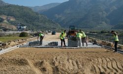 Tüm ilçelerde yol yapım ve yenileme çalışmalarını sürdürüyor
