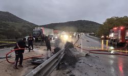 Bariyerlere çarpan otomobil küle döndü! Sürücü olay yerinde hayatını kaybetti