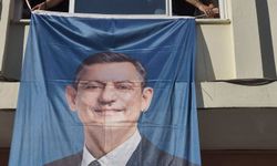 CHP Koçarlı’dan net tavır! İlçe binasına Özgür Özel pankartı asıldı
