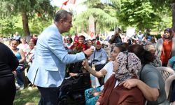 Efeler’de Anneler Günü coşkusu: Yetişkin, vatandaşlarla kucaklaştı