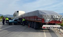 Nazilli-Bozdoğan yolunda TIR ile otomobil çarpıştı! Otomobil sürücüsü hastaneye kaldırıldı
