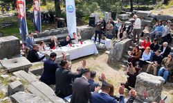 Söke Belediyesi tarihi atmosferde meclisi topladı! Priene Antik Kentin’de siyaset konuşuldu