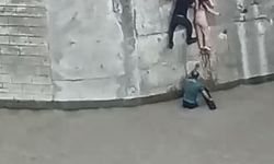 Yüzme bilmeyen gencin cesareti çocuğu ölümden döndürdü