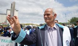 71 yaşında başladı 75’te bitirdi: Diploma yetmedi bir de okurken kitap yazdı