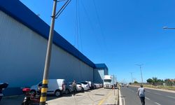 Aydın’da kamyon direğe çarpınca elektrik telleri koptu! Facianın eşiğinden dönüldü