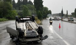 Yağmur yağdı takla attı! Polisin burnu bile kanamadı
