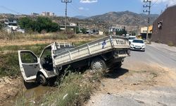 Aydın’da korkutan kaza! Kamyonet su kanalına uçtu