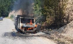 Bozdoğan’da yol ortasında panik! Yanarak alev topuna dönen araç hurda oldu