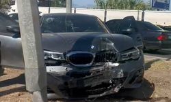 Aydın’da ani fren kazaya neden oldu! Otomobil aydınlatma direğine çarparak durdu