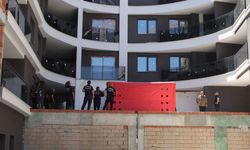 Aydın’da bunalıma giren genç inşaatın 6’ncı katına çıktı! Ailesi ve polisler dakikalarca ikna etmeye çalıştı