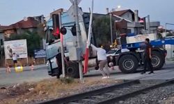 Aydın’daki hemzemin geçitte korkutan dakikalar! Çekici sıkıştı tren ve araç trafiği durdu