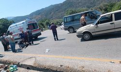 Bozdoğan’da otomobil ile motosiklet kafa kafaya çarpıştı: Motosikletteki 2 kişi yaralandı