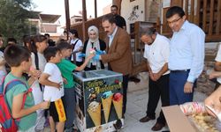 Karacasu’da Kur’an kursu öğrencilerine sürpriz! Kaymakam Battal ve eşinden yaz sıcağında serinletici jest