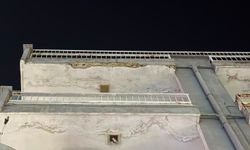 Aydın’daki vatandaş kaldırımda yürürken hastanelik oldu! Çatıdan kopan beton parçaları üzerine düştü