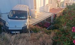 Aydın’da korkutan kaza! Araç yazlık evin verandasında asılı kaldı