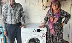 Koçarlı Kaymakamı Taşkın’dan anlamlı hediye! Yaşlı çiftin çamaşır derdi sona erdi