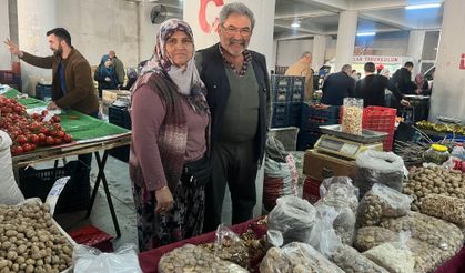 Aydınlı çift kendi ürettikleri ürünleri pazarda satıyor