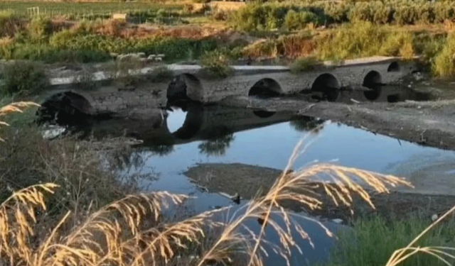 Sular Çekildi Tarihi Taş Köprü Ortaya Çıktı