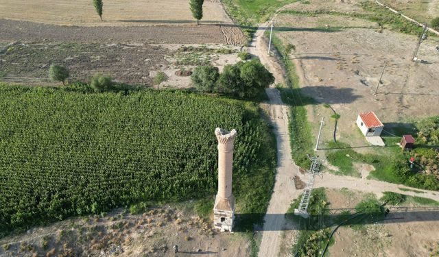 Yangına rağmen ayakta kalan kırık minare dikkat çekiyor! 200 yıllık tarihi kırık minarenin şaşırtan öyküsü