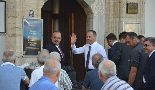 Bakan Yerlikaya, Aydın’da Cuma namazı kıldı