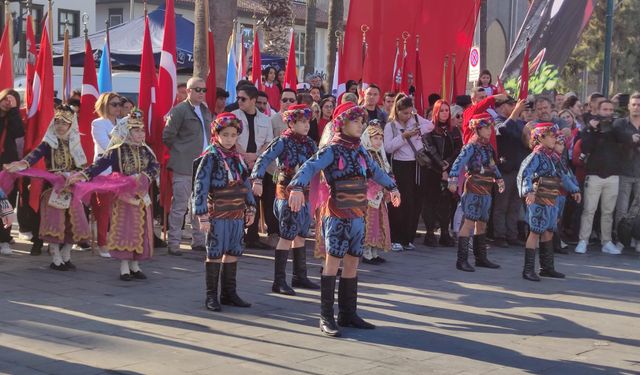 Kuşadalılar Cumhuriyet Bayramı kutlamalarına akın etti