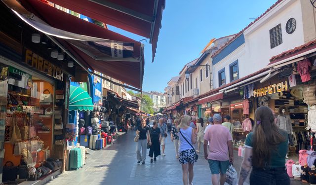 Kuşadası Limanı zirveyi koruyor! Kente kruvaziyer yolcuları akın ediyor