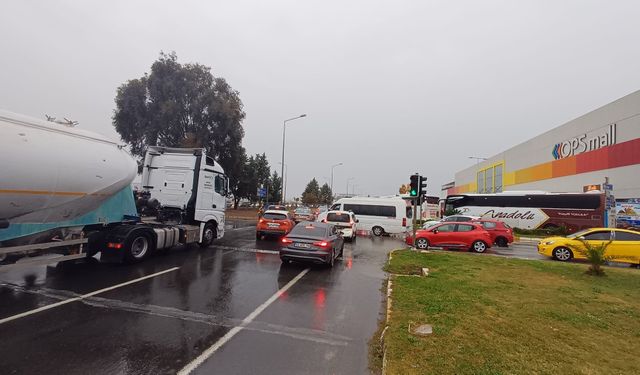 Aydın’da AVM yoğunluğu! Trafik kilitlendi, ilk gün çile günü oldu