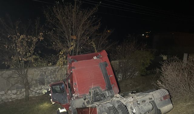 Zincirleme kaza: 3 yaralı! Otomobilin çarptığı tır su kanalına uçtu