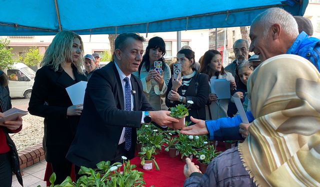 Başkan Yetişkin, Çocuk Hakları gününde fidan dağıttı