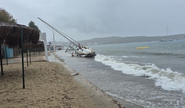 Fırtına nedeniyle bir tekne karaya oturdu