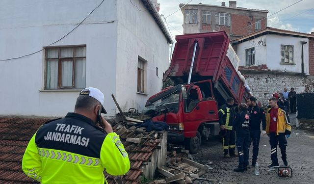 Zeytin yüklü kamyonet evin duvarına çarptı: 1 ölü, 2 yaralı