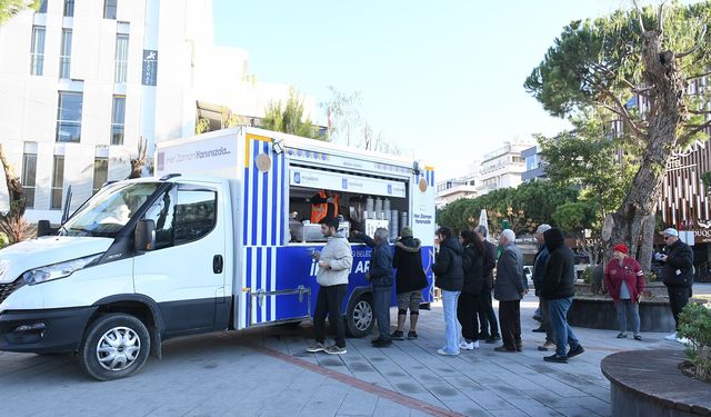 Kuşadası Belediyesi’nden soğuk havalarda sıcak ikram