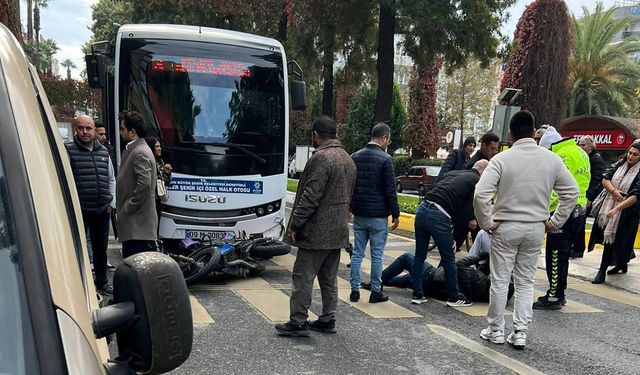 Şehir içi otobüsü motosikletliye çarptı! 1 yaralı