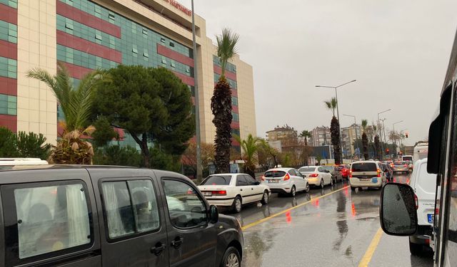 Aydın'da sağanak yağış hayatı olumsuz etkiledi! Trafik felç oldu