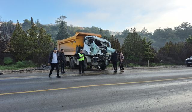 İki hafriyat kamyonu çarpıştı: 1’i ağır 2 yaralı