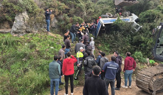 Kontrolden çıkan kamyonet şarampole yuvarlandı! 3 genç ölümden döndü