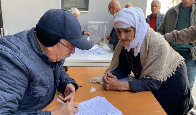 Aydın’da 90 yaşında sandığa geldi: “Ölmezsem oyumu kullanacağım”