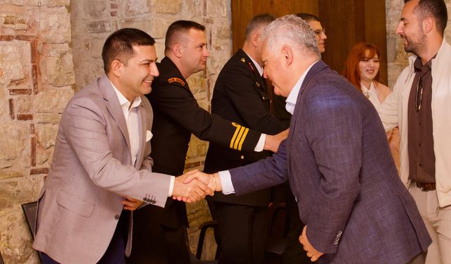 Kuşadası ilçe protokolü vatandaşlarla bayramlaştı